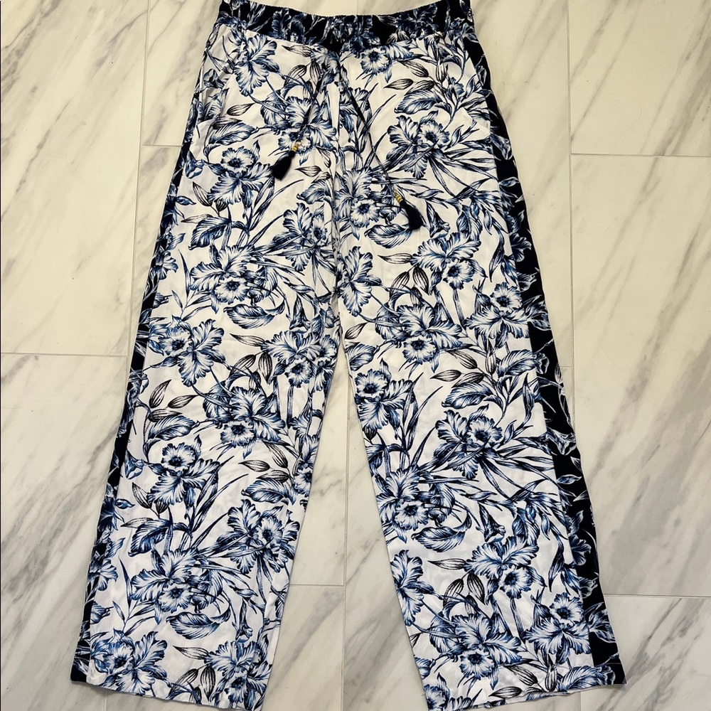Tommy Bahama wide leg pants elastic waistband and drawstring with tassels.